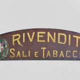 Ma l�esercizio commerciale conserva anche la prima insegna degli inizi del 900, periodo di fondazione dell�attivit�. Questa presenta addirittura lo stemma dei Savoia, a cui seguono le lettere a carattere lineare